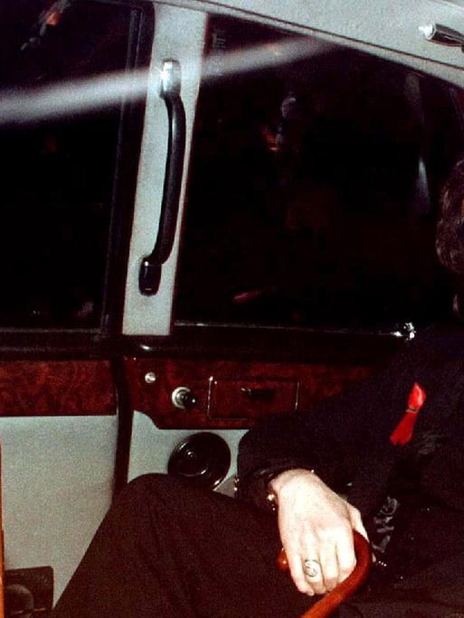 Komponist und Produzent Phil Spector sitzt im Jahr 1997 im großzügigens Fonds eines Autos.