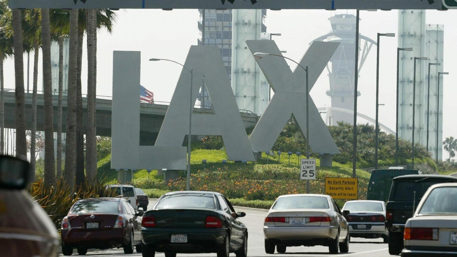 Autos auf der Hauptzufahrt des LAX Flughafens in Los Angeles. Autos auf der Hauptzufahrt des LAX Flughafens in Los Angeles.