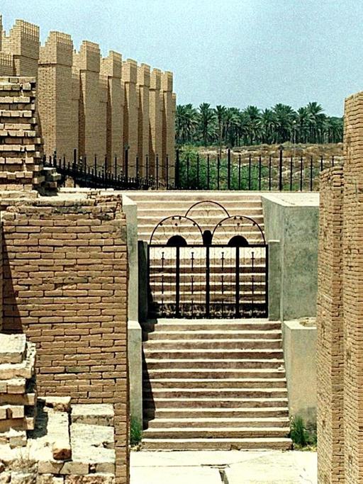 Ruinen der antiken Stadt Bablyon. Im Hintergrund sind die Mauern schon restauriert, vorne noch zerfallen.