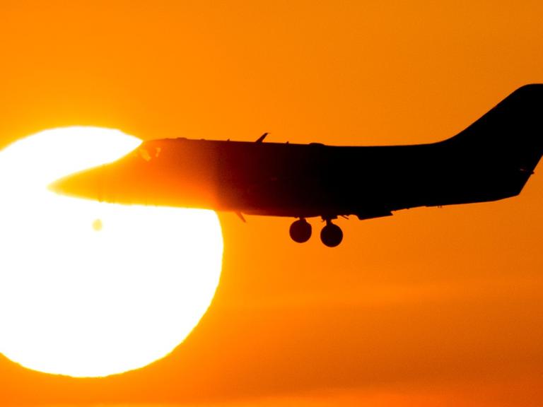 Flugzeug vor Sonnenuntergang