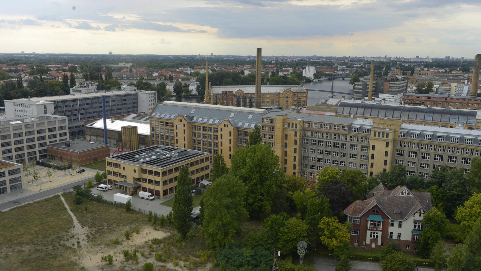 Blick vom Turm des Peter-Behrens-Baus in der Ostendstraße auf die Industrieanlagen in Oberschöneweide im Bezirk Berlin-Köpenick