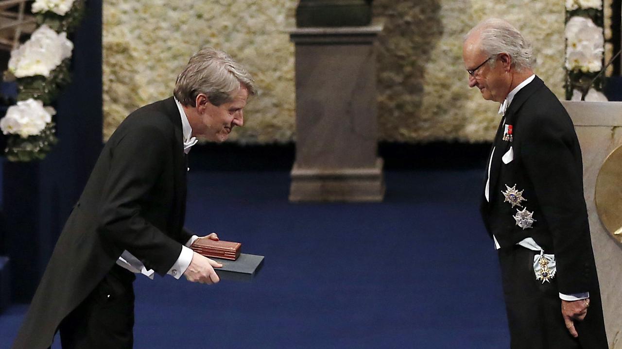 Der Wirtschaftswissenschaftler Robert Shiller (links) verneigt sich vor König Carl XVI. Gustaf während der Nobelpreisverleihung in Stockholm im Dezember 2013.