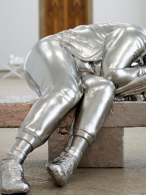 Die Skulptur "Sleeping Woman" (2012) von Charles Ray ist im Kunstmuseum in Basel zu sehen.