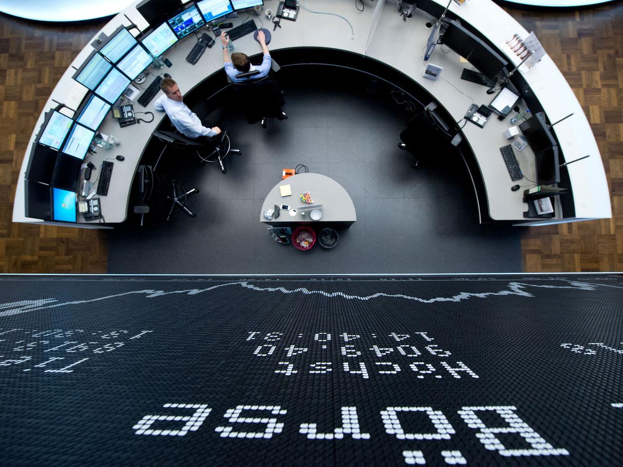 Börsenhändler verfolgen am 14.03.2014 auf dem Parkett der Börse in Frankfurt am Main die Kursentwicklung.