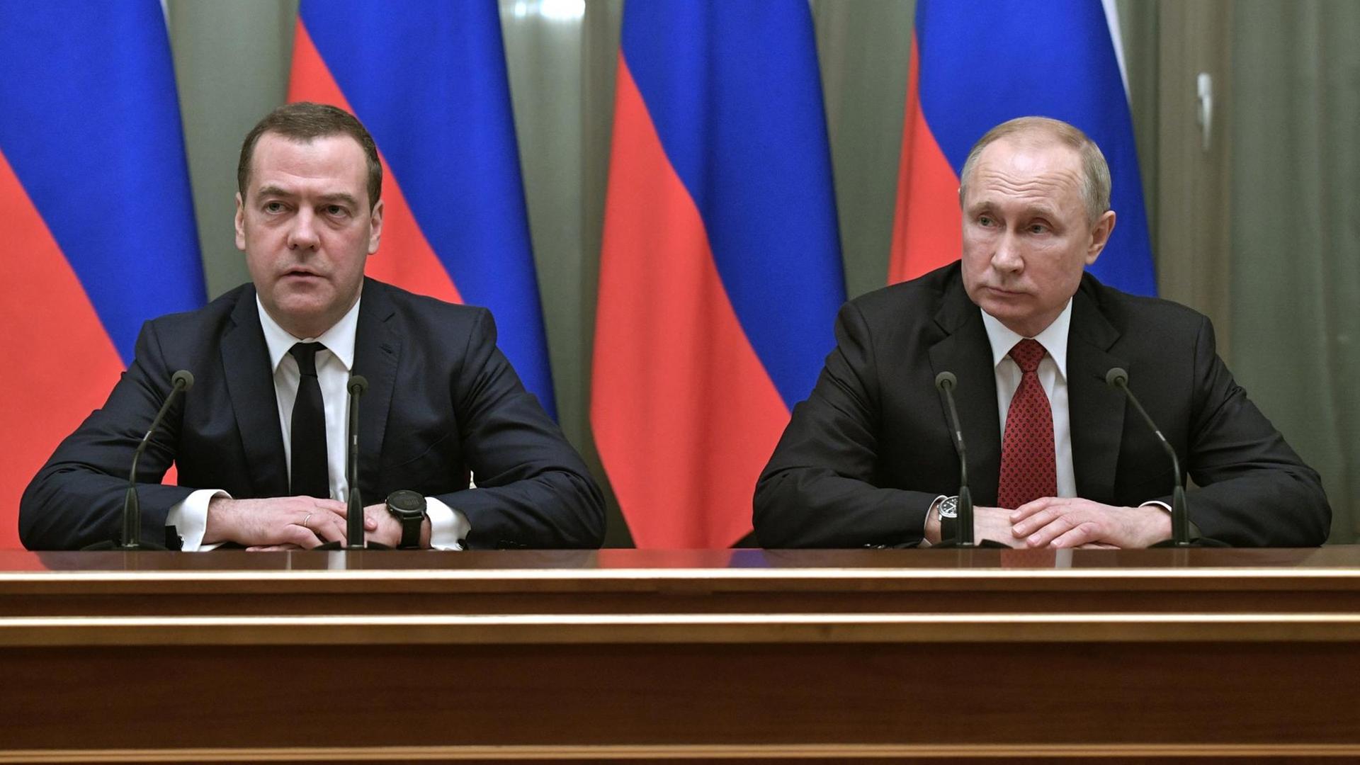 Der russische Regierungs-Chef Medwedew sitzt links, rechts sitzt der russische Staats-Chef Putin.