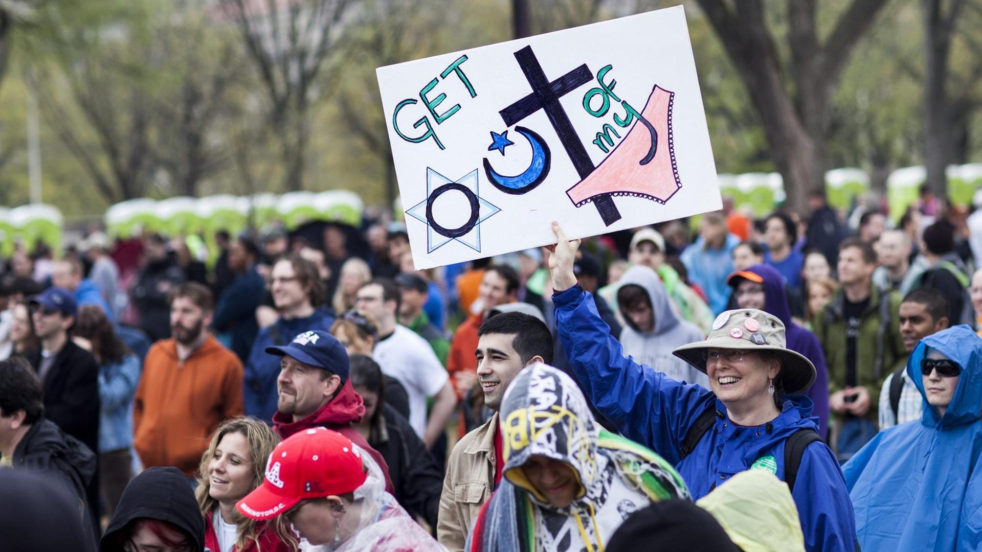 Atheistische und religionskritische Teilnehmer der "Reason Rally" ("Kundgebung der Vernunft") in der US-amerikanischen Hauptstadt Washington DC. am 24. März 2012.