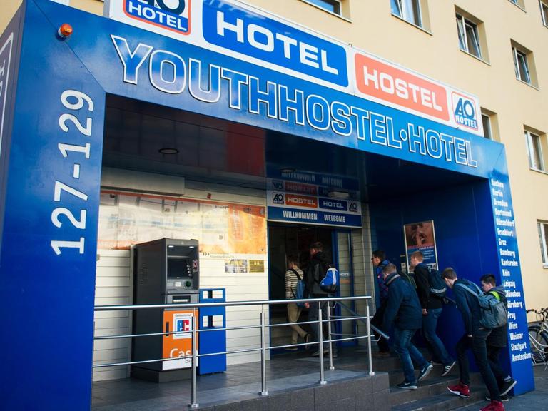 Eien Gruppe Jugendlicher betritt des A&O-Hotel in Berlin.