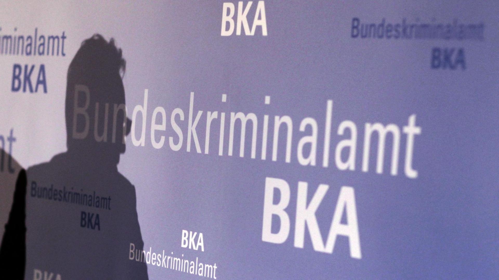 Der Schatten von BKA-Präsident Holger Münch wirf auf eine Stellwand mit der Aufschrift "Bundeskriminalamt" geworfen (18.11.2015).