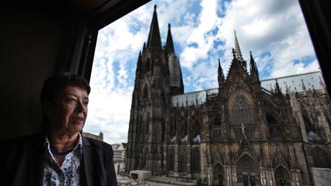Die ehemalige Dombaumeisterin Barbara Schock-Werner vor dem Kölner Dom