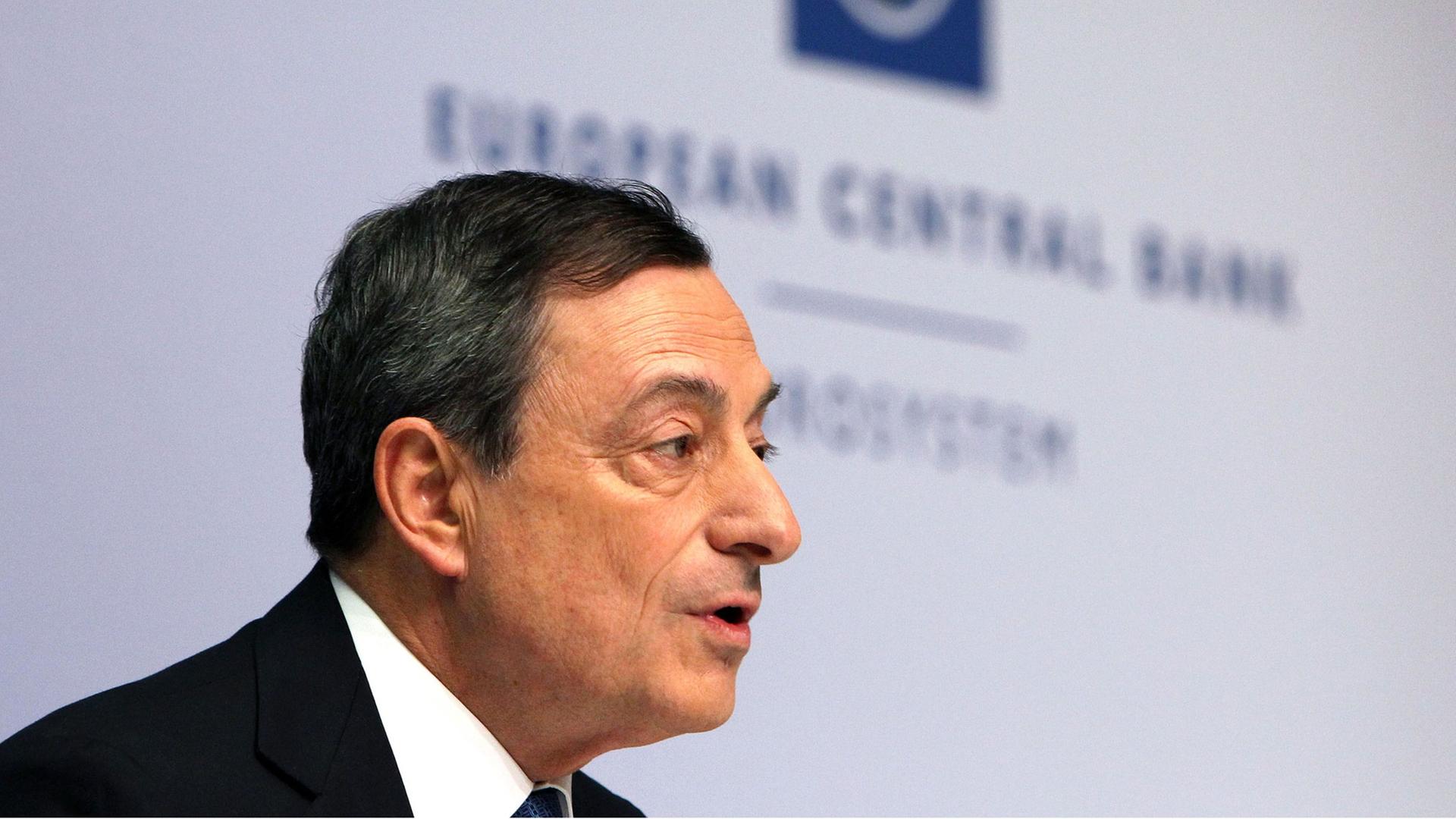 Der Präsident der Europäischen Zentralbank, Mario Draghi, spricht auf der Pressekonferenz der EZB in Frankfurt vor Journalisten.