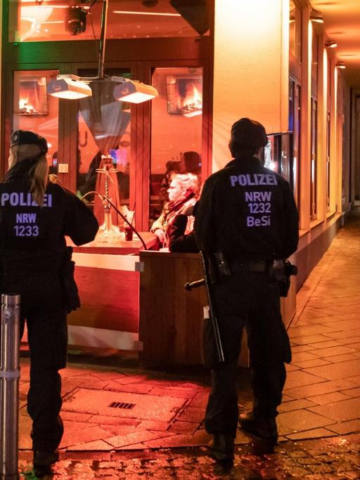 Bochum: Polizisten sichern während einer Razzia von Zoll und Polizei eine Shisha-Bar. Gleichzeitig wurden in mehren NRW-Städten mehrer Shisha-Bars durchsucht.