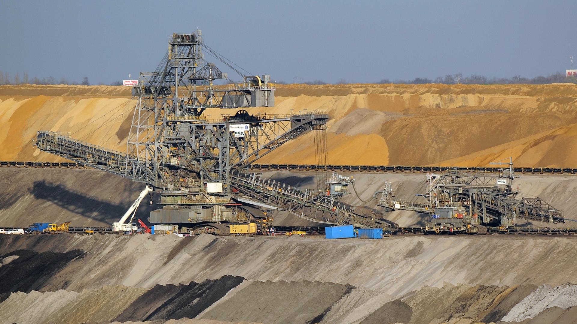 Kohle wird im Braunkohletagebau Garzweiler (Nordrhein-Westfalen) gefördert.