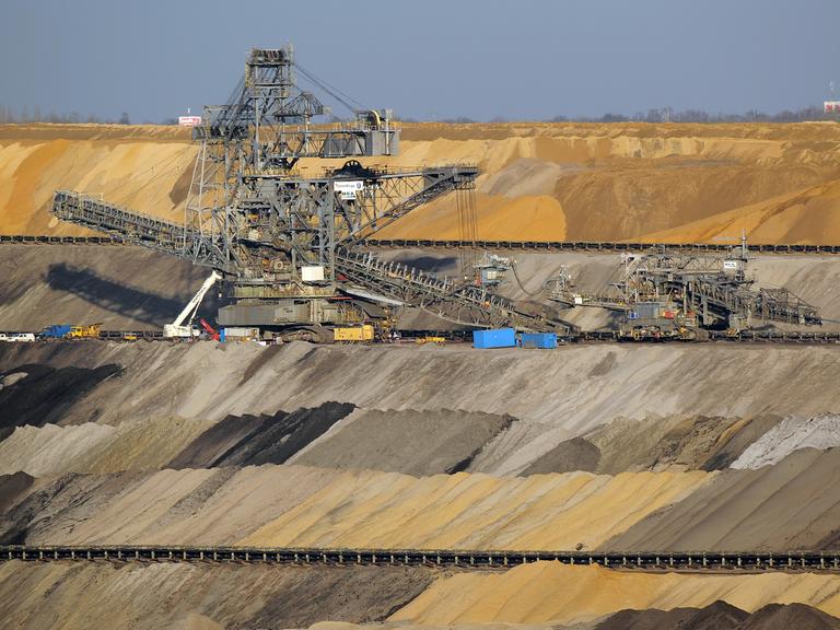 Kohle wird im Braunkohletagebau Garzweiler (Nordrhein-Westfalen) gefördert.