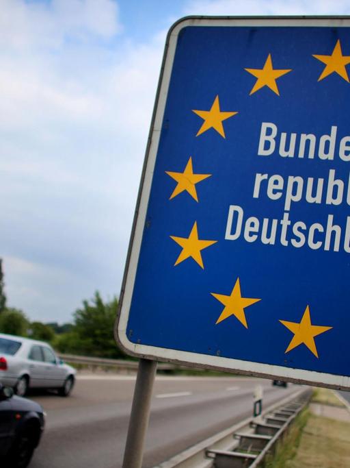 Ein Schild mit der Aufschrift "Bundesrepublik Deutschland" an der Autobahn bei Aachen.