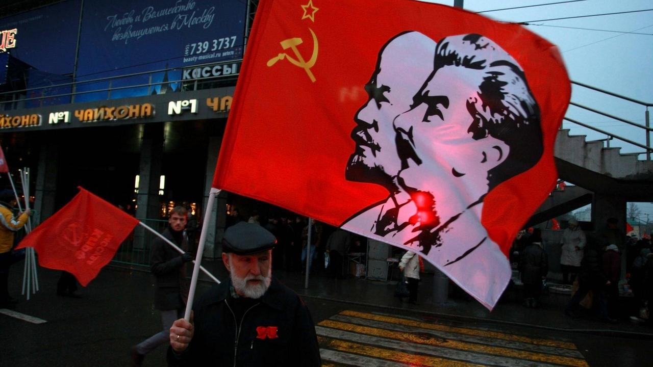 Russische Kommunisten marschieren zum 95. Jahrestag der Oktoberrevolution am 7. November 2014 in Moskau. 