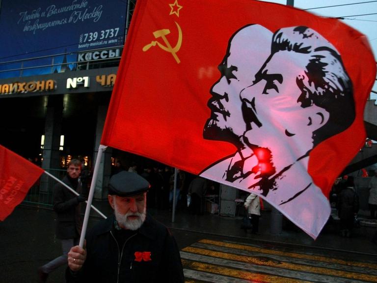 Russische Kommunisten marschieren zum 95. Jahrestag der Oktoberrevolution in Moskau.