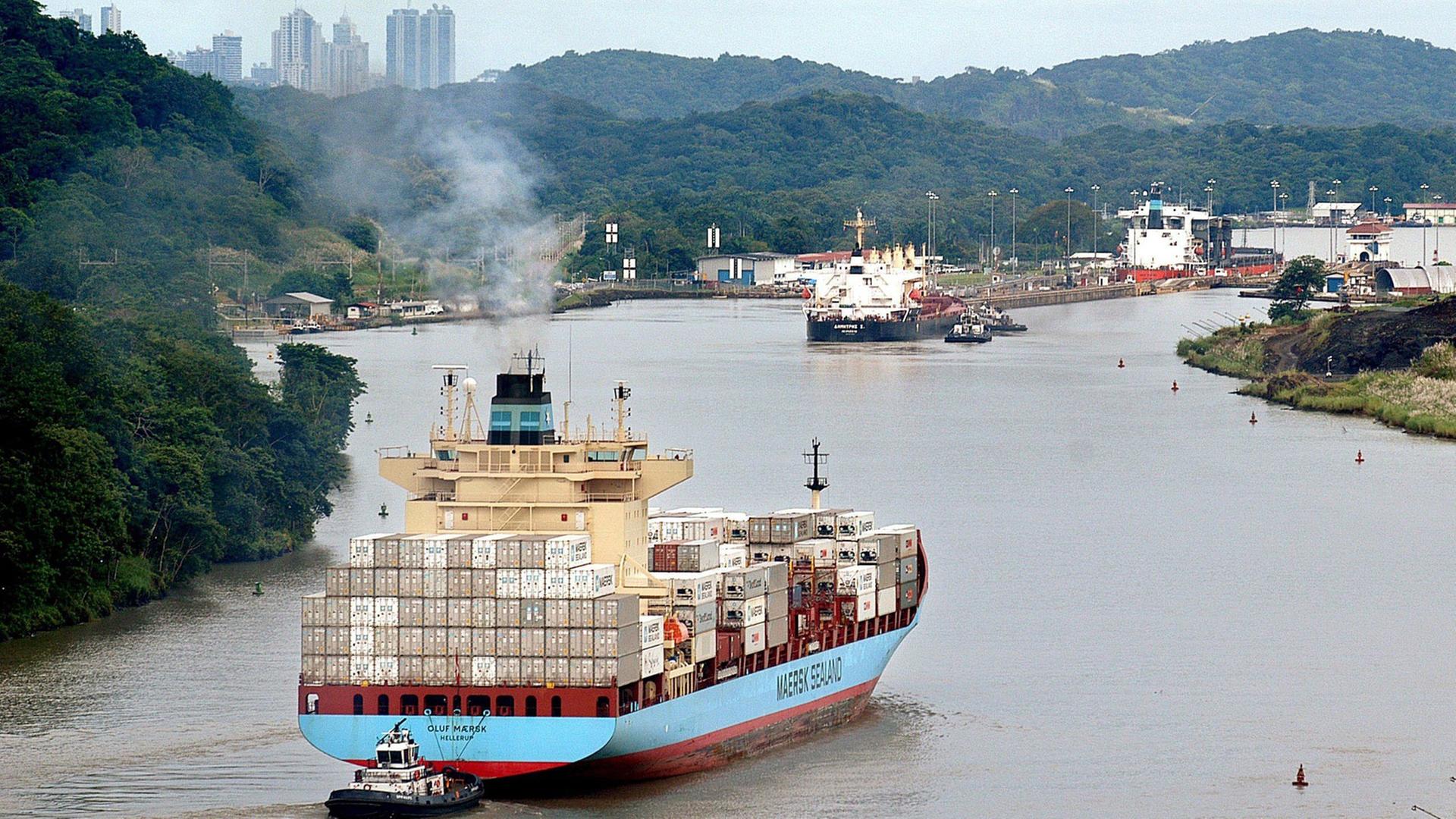 Ein Containerschiff passiert den Panamakanal bei den Pedro Miguel-Schleusen