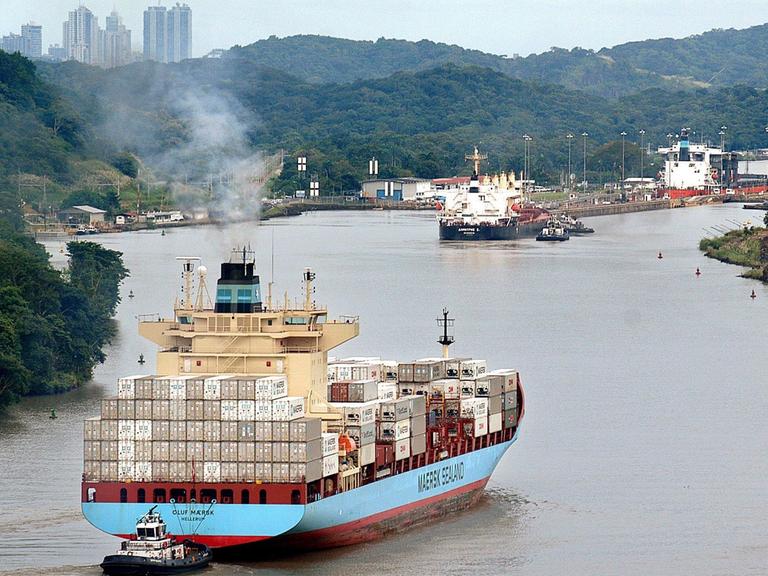 Ein Containerschiff passiert den Panamakanal 