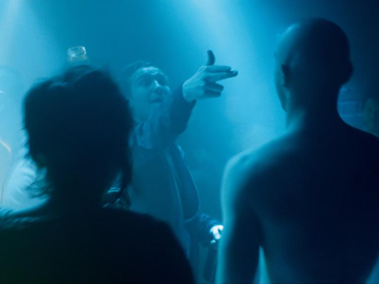 Szene aus dem Film "Victoria" von Sebastian Schipper mit Frederick Lau, Franz Rogowski und Laia Costa.