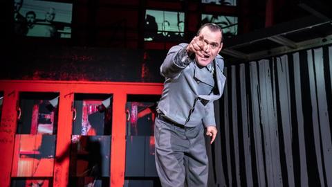 Der Schauspieler Jörg Ratjen in einer Szene aus "Rheinische Rebellen" am Schauspiel Köln