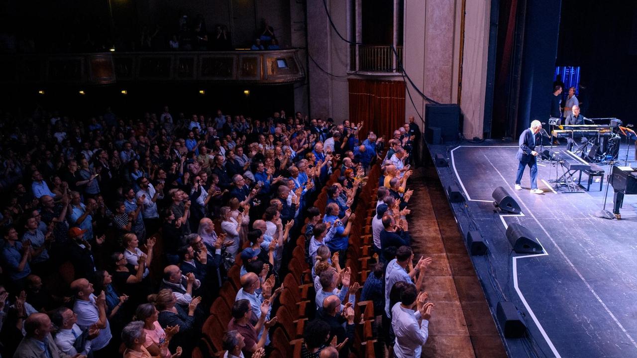  Burt Bacharach, Komponist und Pianist, wird zu Beginn seines ersten eigenen Konzertes in Deutschland vom Publikum mit stehenden Ovationen begrüßt.