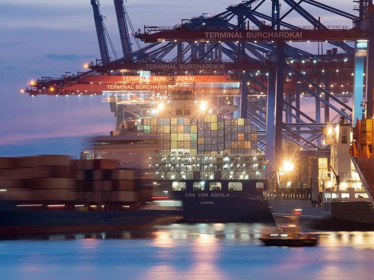 Containerschiffe kurz nach Sonnenuntergang im Hamburger Hafen am Terminal Burchardkai