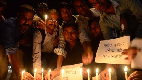Journalisten in Indien entzünden in Gedenken an ihren getöteten Kollegen Jagendra Singh Kerzen.