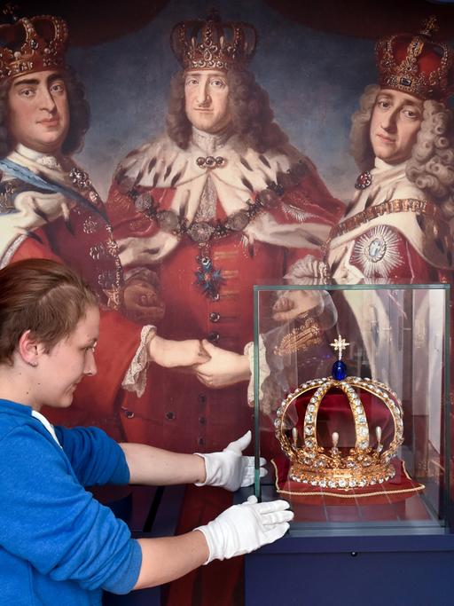 Die Objekteinrichterin Simea Menzel arbeitet an einer Kopie der Krone von Friedrich I.