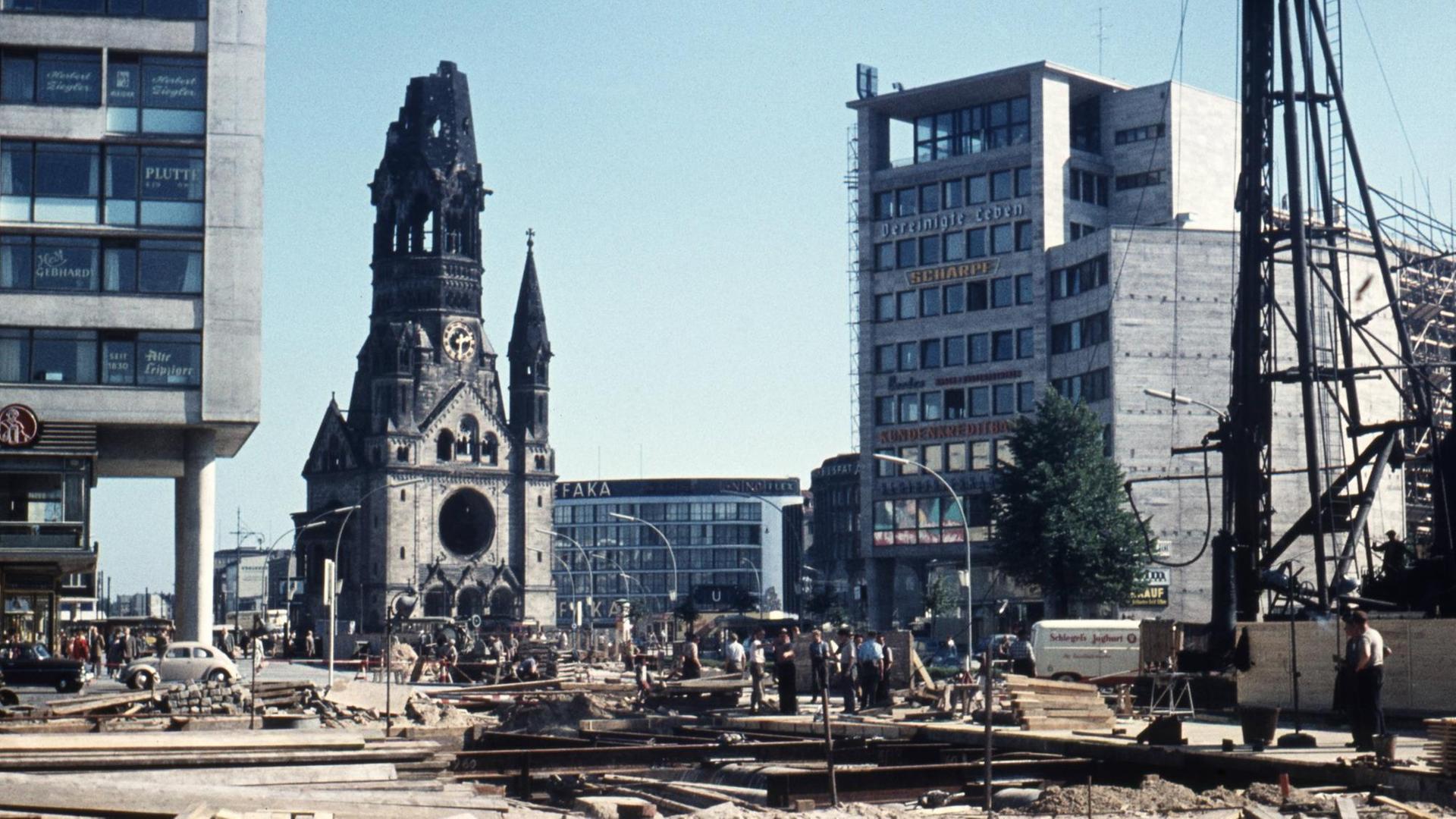 1.8.1958, Berlin Gedächtniskirche, zwischen Breitscheidplatz und Kurfürstendamm. 1.8.1958, Berlin Gedächtniskirche, zwischen Breitscheidplatz und Kurfürstendamm.