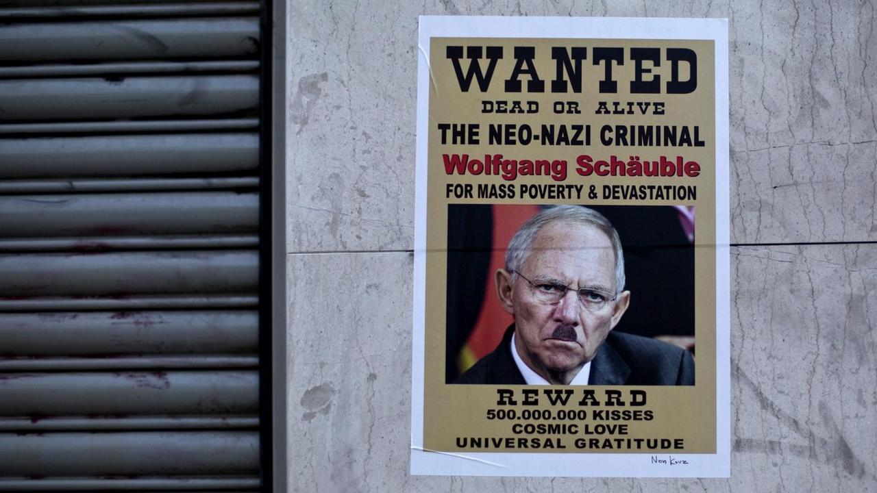 Eine Karikatur auf einem Poster in Athen zeigt Wolfgang Schäuble als Adolf Hitler.