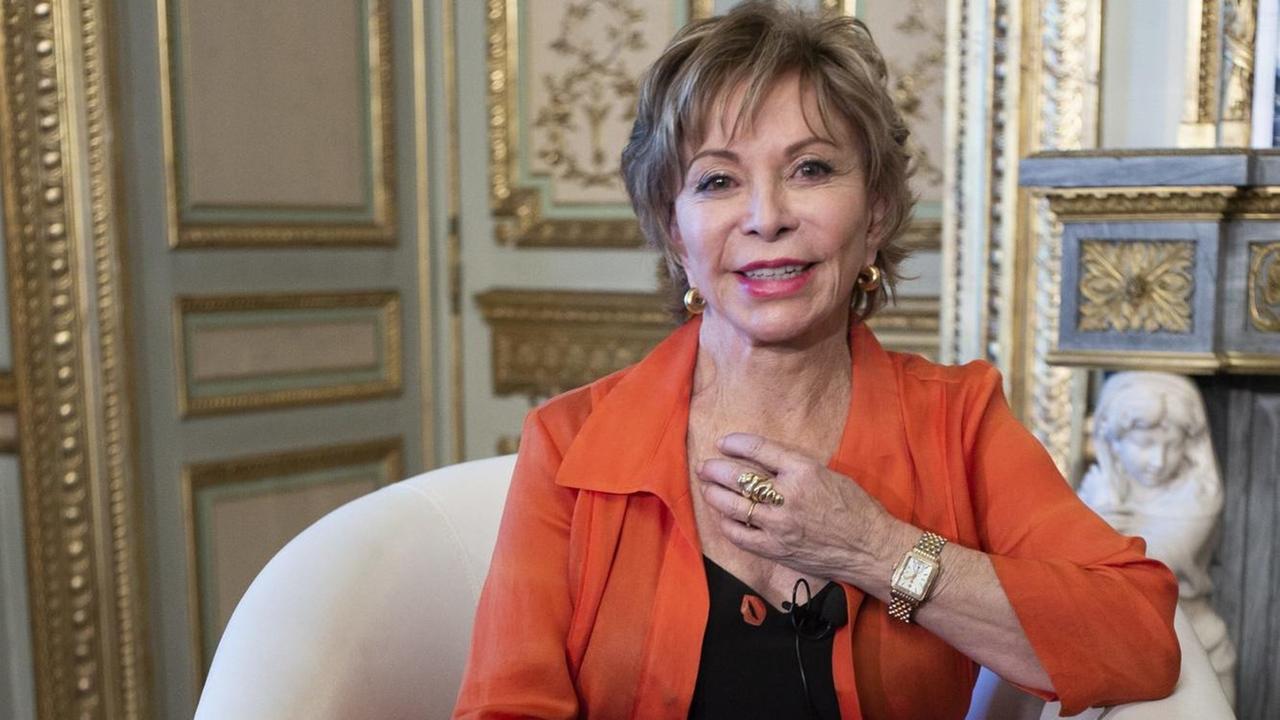 Die Schriftstellerin Isabel Allende sitzt in einem Hotelzimmer in Madrid.