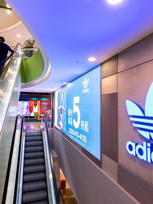 24.04.2020, China, Shanghai: Adidas-Logo an einer Filiale