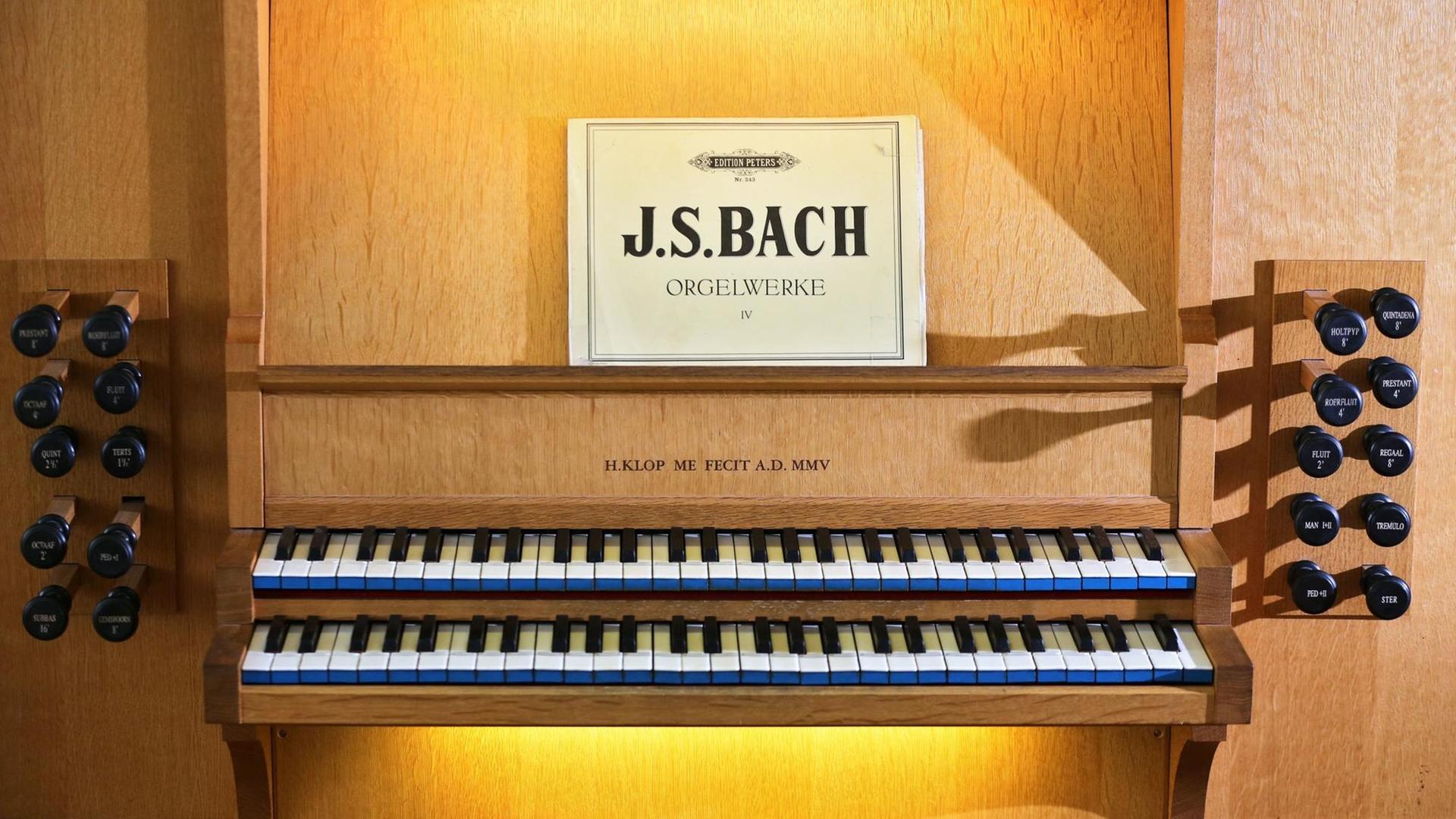 Noten von Johann-Sebastian Bach liegen am 05.04.2016 auf einer von zehn Orgeln in der Evangelischen Hochschule für Kirchenmusik Halle/Saale (Sachsen-Anhalt).