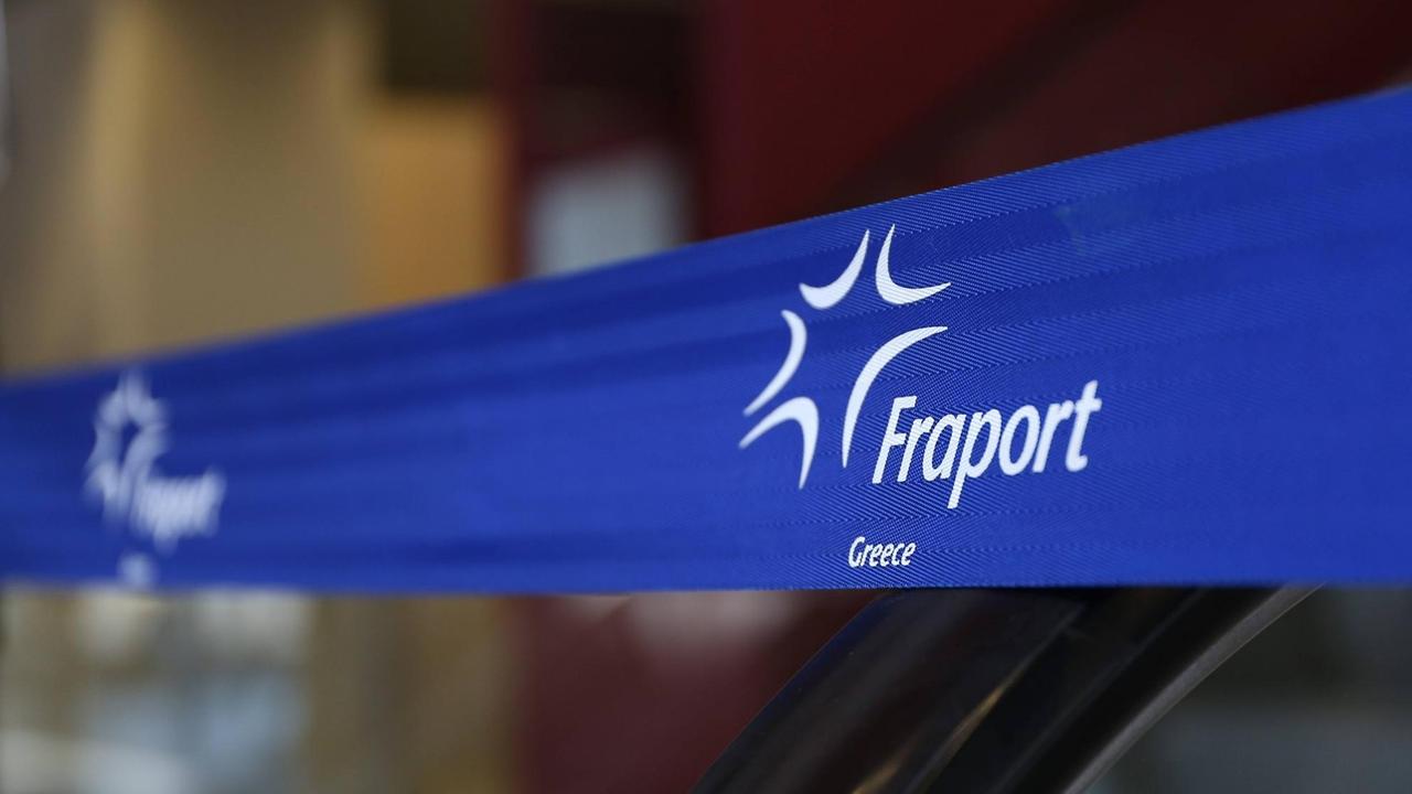 Ein Banner mit der Aufschrift "Fraport Greece".