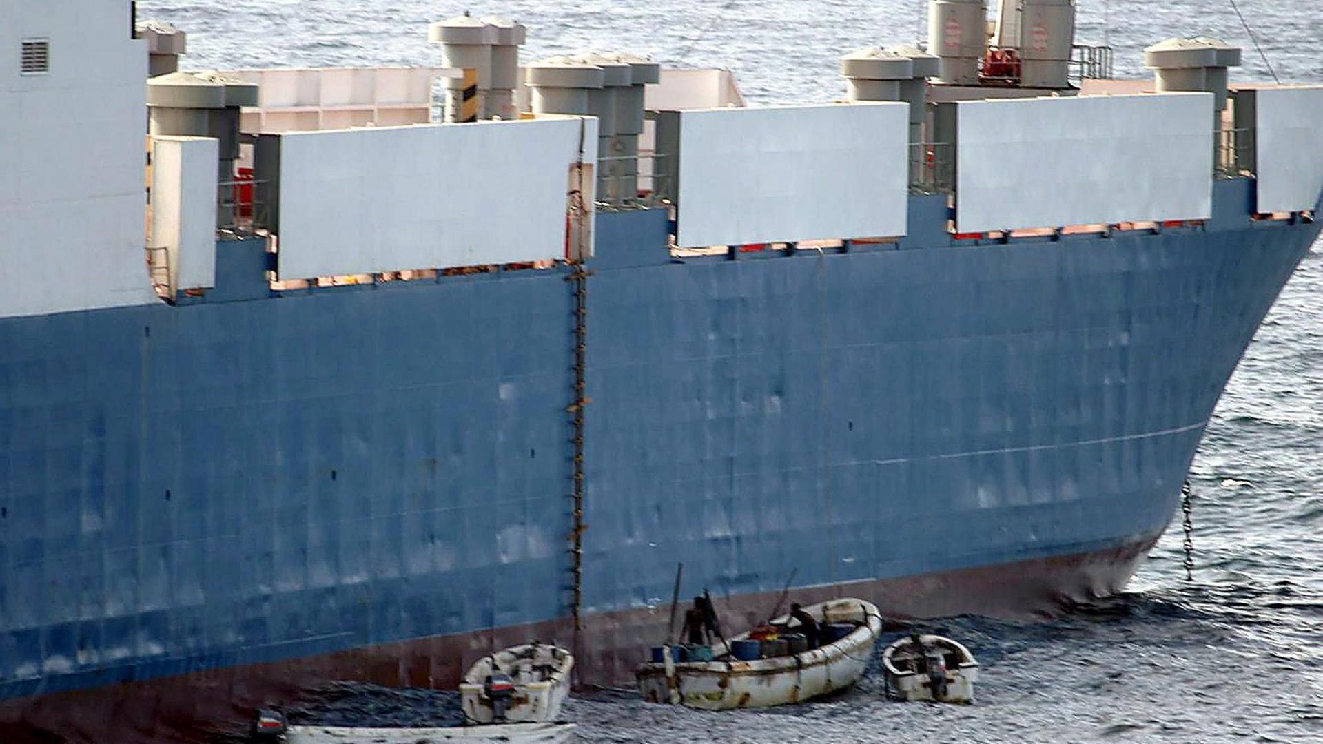 Ein Bilder US-Marine zeigt, wie im September 2008 Piraten von kleinen Booten aus den Frachter "Faina" entern. Sie verlangten 20 Millionen Dollar Lösegeld.