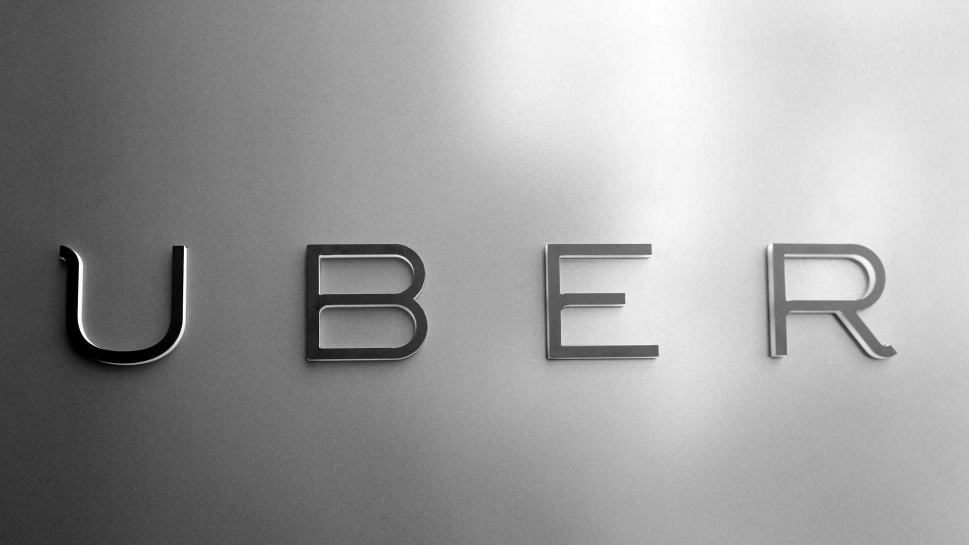 ARCHIV - Das Logo des umstrittenen Fahrdienst-Vermittlers Uber ist am 03.06.2014 in einer Filiale in San Francisco (USA) zu sehen. Der umstrittene Fahrdienst-Vermittler erweitert sein Einzugsgebiet um 24 St