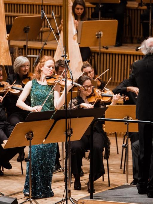 Die Geigerin steht neben dem Dirigenten nahe des Orchesters. (Quelle: Ultraschall Berlin)