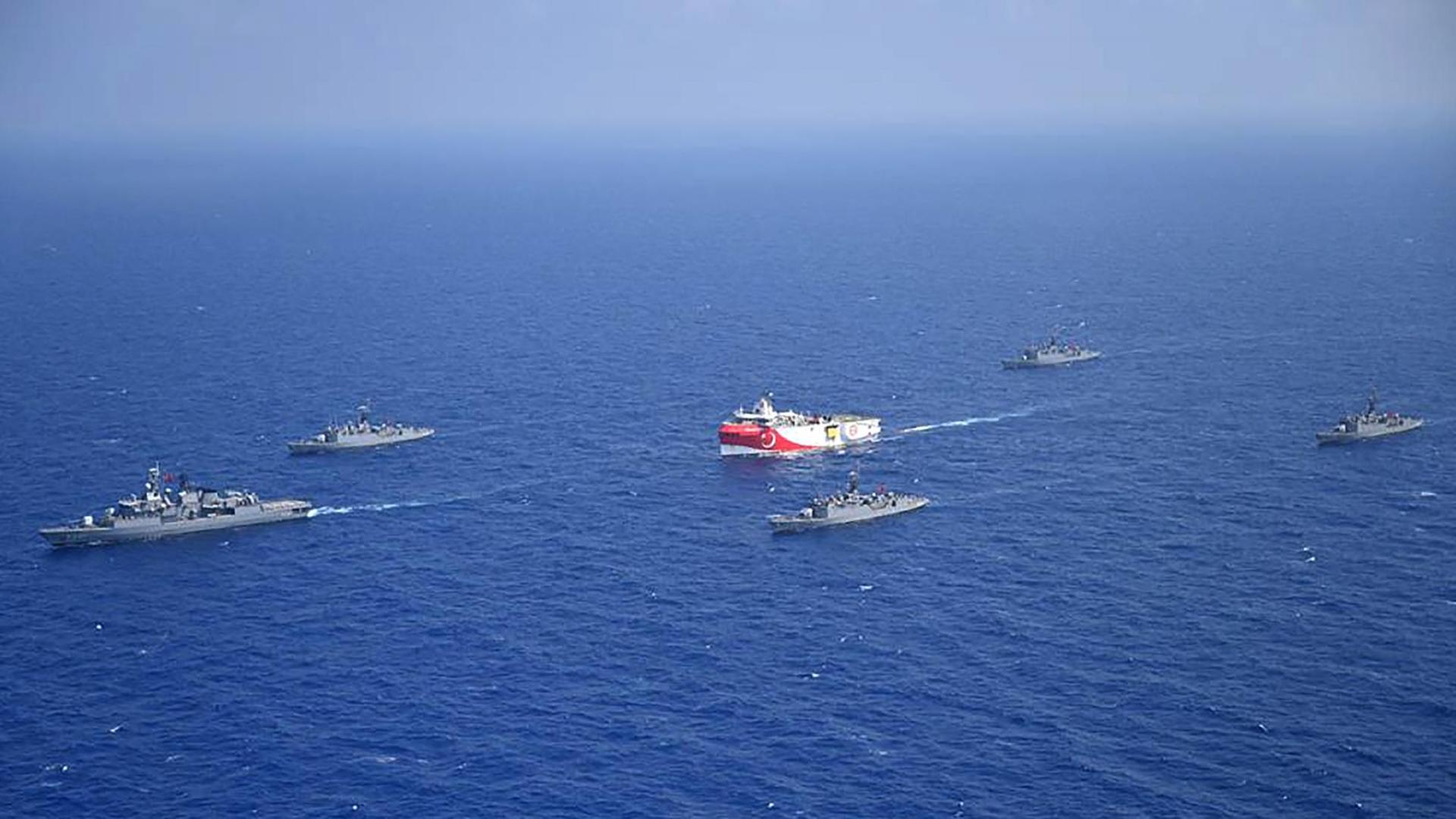 Das Forschungsschiff 'Oruc Reis' eskotiert von türkischen Marineschiffen im Mittelmeer