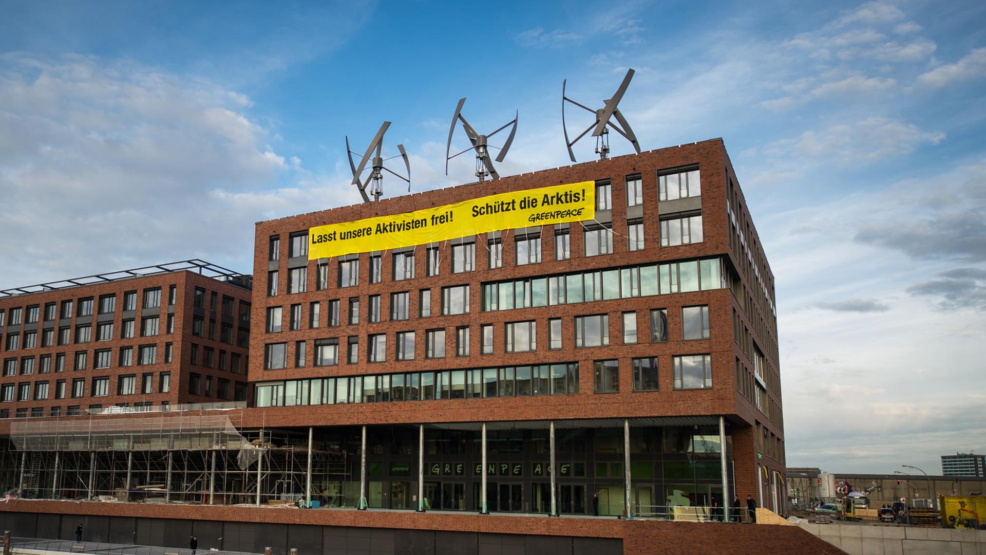 Das neue Gebäude der Umweltschutzorganisation Greenpeace, aufgenommen am 31.10.2013 in der Hafencity in Hamburg. Die neue Greenpeace-Zentrale wird nach eigenen Angaben komplett mit erneuerbaren Energien versorgt.