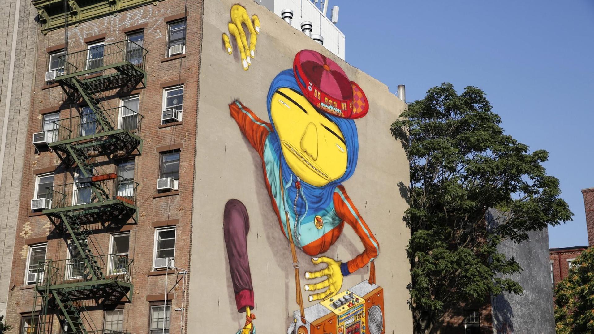 Die brasilianischen Zwillinge und Streetartkünstler "Os Gemeos" haben eine ihrer typischen, gelben Figuren auf eine Wand der Lower East Side of Manhattan in New York gemalt.