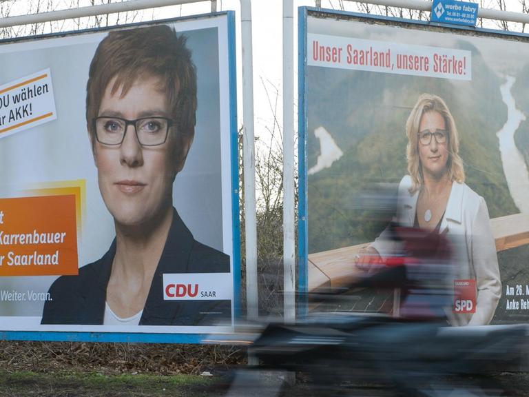 Mit zwei großen Plakaten werben am Annegret Kramp-Karrenbauer (CDU, l) und Anke Rehlinger (SPD) in Saarbrücken (Saarland) um Wählerstimmen.