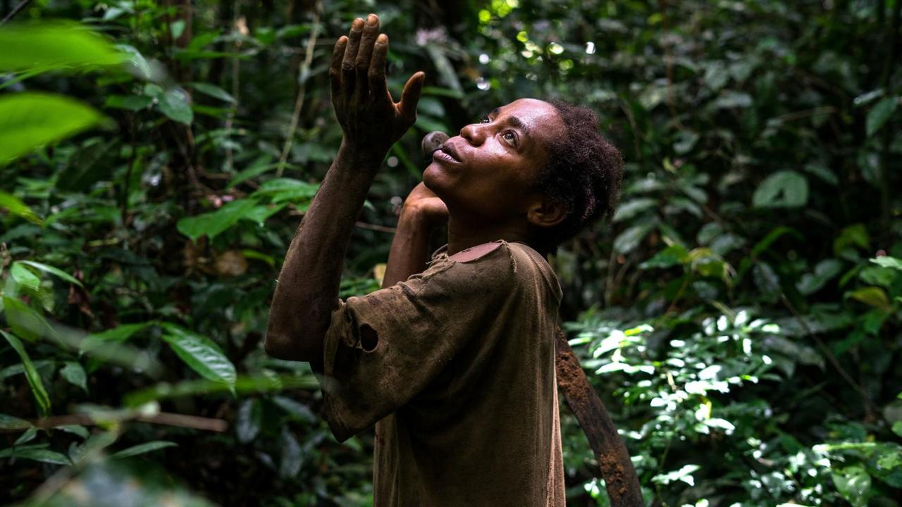 Kamerun: Angehöriger der indigenen Volksgruppe der Baka