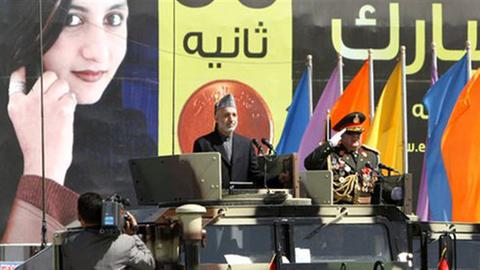 Afghanistans Präsident Hamid Karsai auf einer Militärparade in Kabul, die später Ziel eines Taliban-Angriffs wurde.