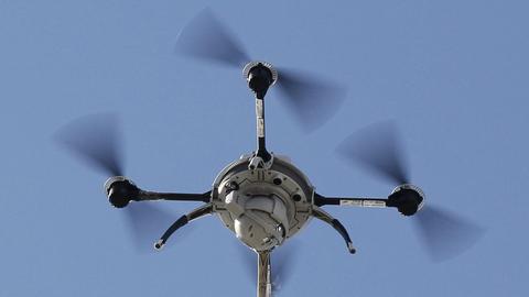 Eine Quadrocopter in der Luft.