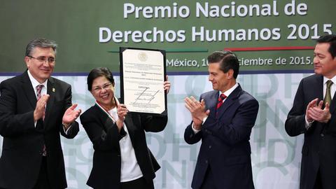 Präsident Enrique Pena Nieto ehrt Consuelo Morales am 10. Dezember 2015 für ihren Einsatz für Menschenrechte
