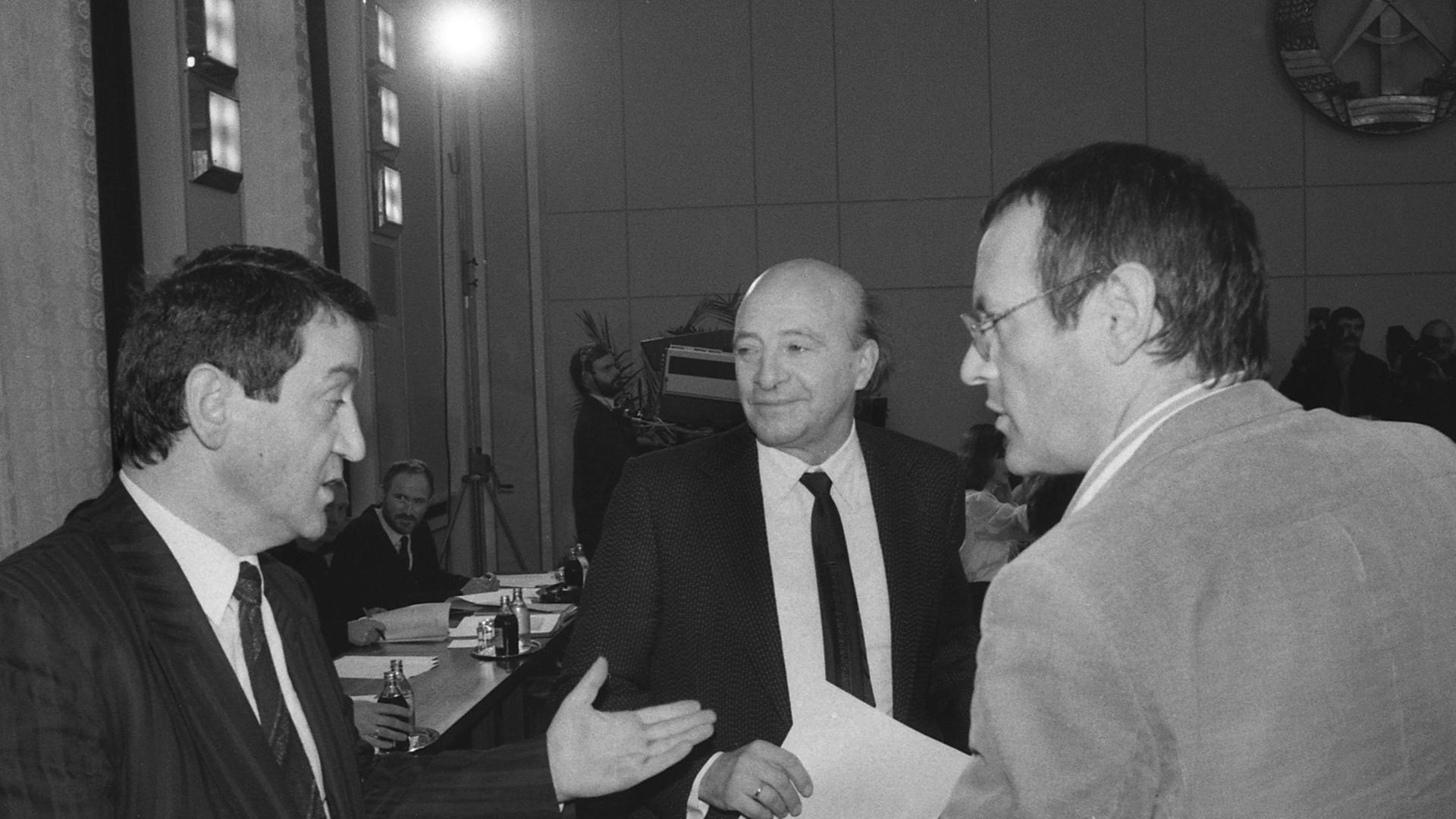 Der Vorsitzende des Demokratischen Aufbruchs (DA), Wolfgang Schnur (l-r), der Mitbegründer von Demokratie Jetzt, Wolfgang Ullmann und Rolf Henrich als Vertreter des Neuen Forums