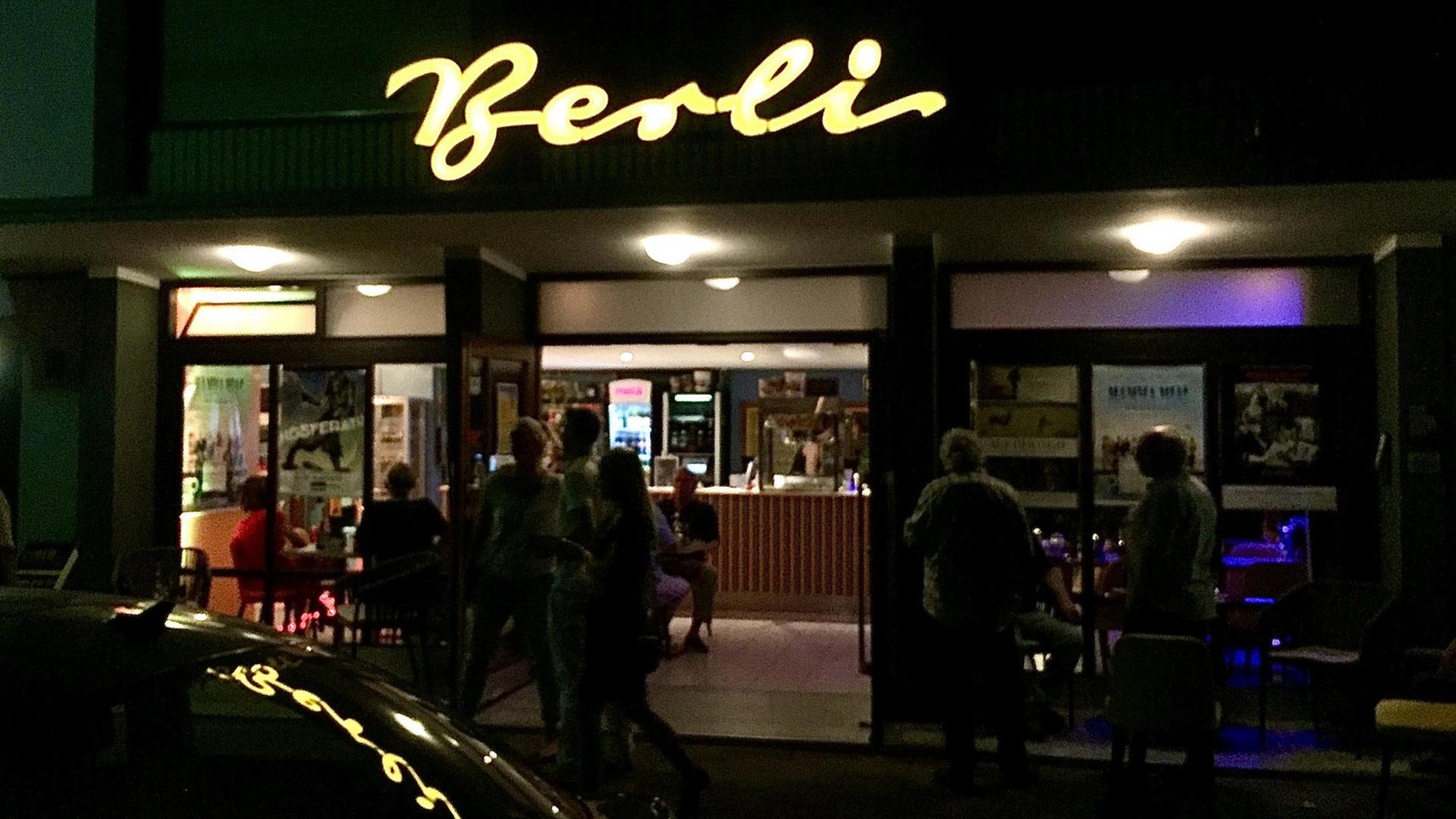 Kino bei Nacht: Das "Berli Theater" in Hürth bei Köln