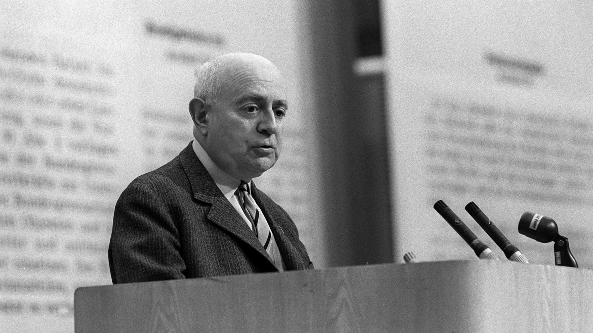 Der Soziologie-Professor Theodor Adorno am 28.05.1968 während eines Vortrags im Großen Sendesaal des Hessischen Rundfunks in Frankfurt am Main.