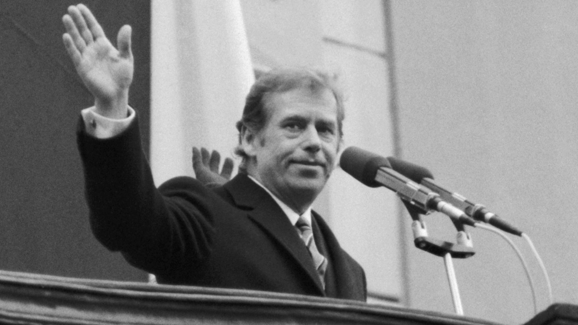  Václav Havel steht nach seiner Wahl zum Staatspräsidenten der Tschechoslowakei am 29.12.1989 auf einem Balkon und winkt.