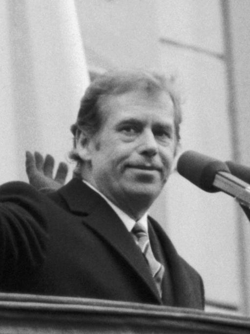 Zu Sehen ist Vaclav Havel nach seiner Wahl zum Staatspräsidenten der Tschechoslowakei am 29. Dezember 1989.